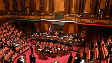 In Aula presenti solo metà dei senatori, incidente sfiorato e richiamo per gli onorevoli