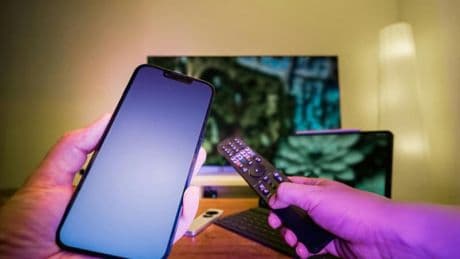 Pour la première fois, le smartphone devance le téléviseur comme équipement principal du foyer