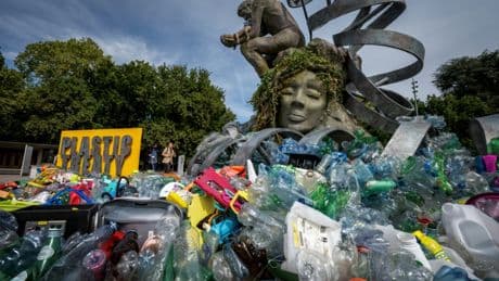 A Genève, un sommet sous l'égide de l'ONU pour signer un traité mondial sur la pollution plastique