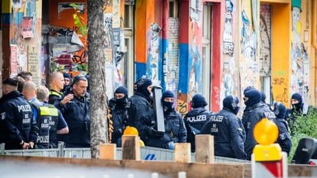 Linksextreme Szene in Berlin: Großeinsatz in teilbesetztem Haus in Rigaer Straße