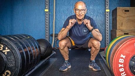 Roel (81) voltooit 100 keer de loodzware Murph-challenge ter nagedachtenis aan zijn zoon: ‘Wat kun je anders?’