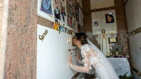 Si sposa e va sulla tomba della gemella morta di tumore: «La sento sempre al mio fianco»