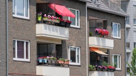 Urteil: Dürfen Blumenkästen außen am Balkon angebracht werden?