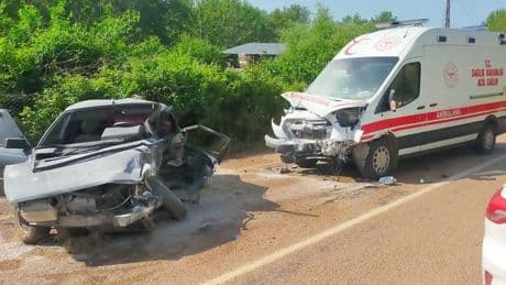 Adana’da ambulans ile otomobil çarpıştı: Ölü ve yaralılar var