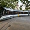Tram ontspoord op Antwerpse Bolivarplaats: boom en verlichtingspalen beschadigd