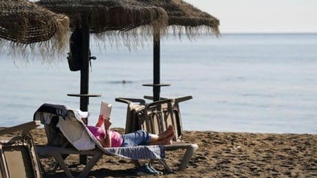 Ibuprofeno, doxiciclina y sertralina: qué fármacos debes evitar si vas a tomar el sol en la playa o la piscina