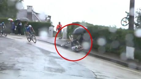 La dura caída de Iván Romeo contra el bordillo a 20 kilómetros de la meta cuando peleaba por la victoria en el Tour