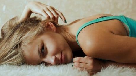 quali sono i prodotti per proteggere i capelli colorati in estate
