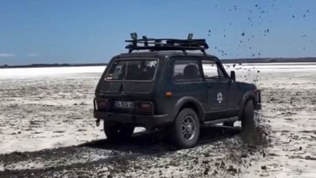 Gökçeada'da tuz gölünde arazi aracıyla drift