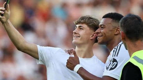 El curioso gesto de Mbappé con un espontáneo