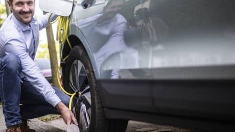 Erstmals in Düsseldorf: Rheinmetall rüstet Bordsteine zu Ladestationen für E-Autos um
