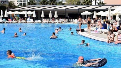 Uzmanı uyardı: Havuz ve deniz kaynaklı enfeksiyonlarda ciddi artış yaşanıyor