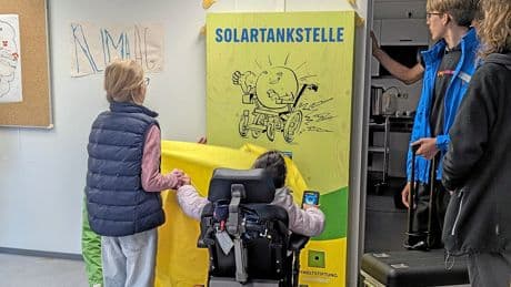 Umweltbildung | Ökostrom für Elektrorollstühle: Einmal volltanken, bitte