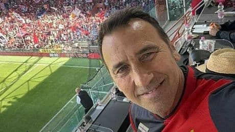 Fabrizio Pianetti, morto a 57 anni lo storico tifoso del Genoa:  inventò il "Gallinaccio" sulla maglia del club