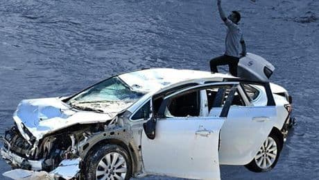 Bir kenti sel vurdu! Suya kapılan otomobillere ulaşıldı... Moloz yığınlarının arasındaki araçlar hurdaya döndü