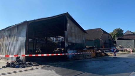 Braunschweig: Landwirtschaftliche Maschinenhalle brennt vollständig nieder