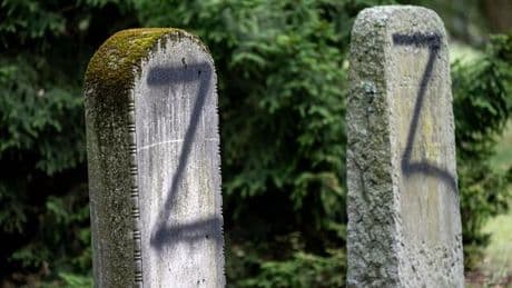 Störung der Totenruhe: Friedrichsfelde: Über 100 Grabsteine beschmiert