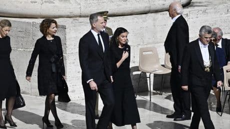 El adiós de los Reyes de España al papa Francisco