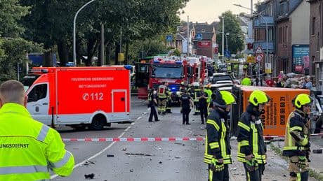 Schwerer Unfall in Oberhausen - Tote und Verletzte! Lkw kracht in Mehrfamilienhaus