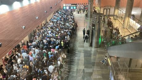 Caos en la T4 de Barajas: colas interminables y vuelos perdidos por un &quot;problema informático&quot;
