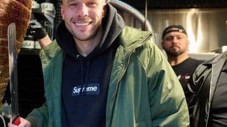 Fußballer und Geschäftsmann: Podolski überall: „Einer von der Straße“ macht Business