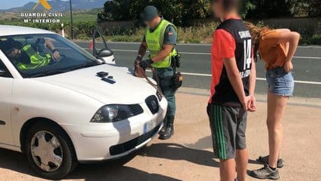 Interior ajusta la ley para que no sea multado el consumo de drogas dentro de un coche estacionado