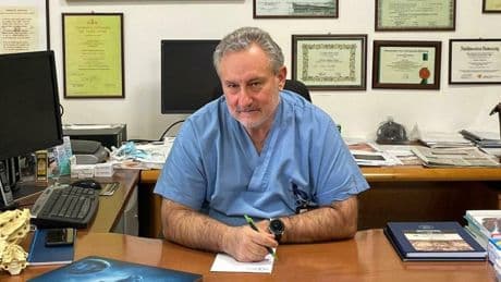 Salvo con un dardo in testa. "E l'ho operato da sveglio"
