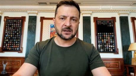 Zelensky, giacca e cravatta o abbigliamento militare? Il look del presidente ucraino da Trump diventa un caso diplomatico