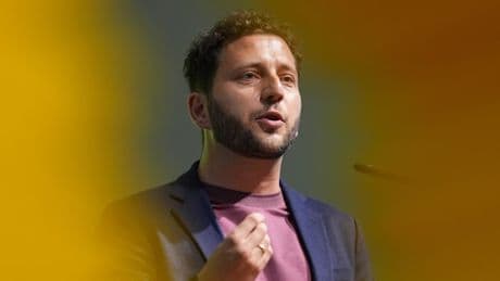 „Es ist eine Schande“ – Grünen-Chef Banaszak empört über Umgang mit Afghanen