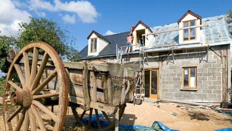 À la campagne, les néoruraux veulent faire taire les cloches et les coqs