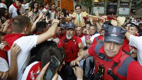 Morante sigue rompiendo techos y hace lo inaudito: conquista su primera puerta grande de San Fermín y mete a Pamplona en el buen toreo