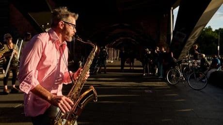 Dieser Auftritt reißt mit: Krach! Boom! Oberbaumbrücke!