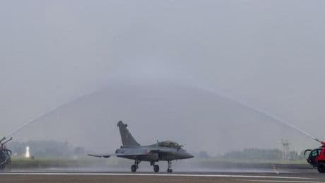 La France va envoyer trois Rafale pour « contribuer à la protection de l’espace aérien » de la Pologne, après l’incursion de drones russes
