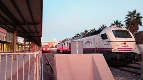 Remolcan un tren que iba de Madrid a Almería y completan el trayecto por carretera tras una avería