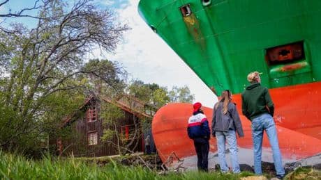 Containerschiff läuft im Vorgarten eines Norwegers auf Grund
