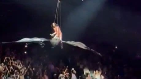 Katy Perry, a punto de caer de una plataforma flotando en pleno concierto tras sufrir un fallo mecánico