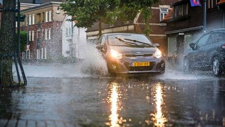 Zomers warm tot 27 graden, maar hier krijgen we in de middag onweersbuien met veel regen en hagelstenen