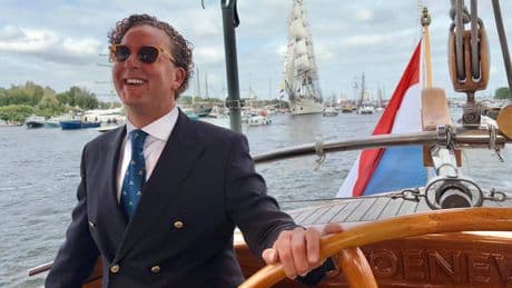 Zonder schrammetje over het propvolle IJ tijdens Sail-In: prins en prinses zwaaien enthousiast naar Groenevecht