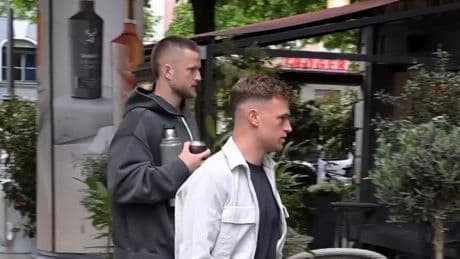 Mitten in der Party muss ein „Käfer“-Mitarbeiter kurz den Schampus von der Treppe wischen