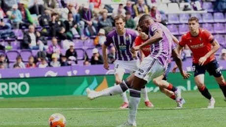 El Osasuna roza la permanencia tras ganar a un Valladolid desahuciado