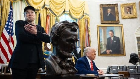 Bannon pide deportar a Musk mientras este se abre a una tregua con Trump