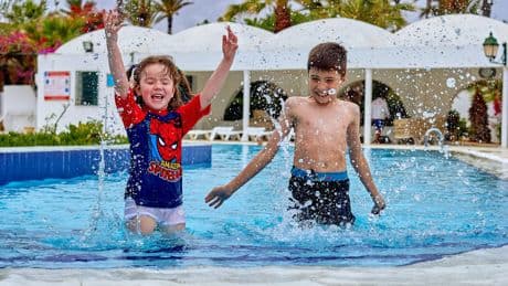 Cobrar a los propietarios de un piso por llevar invitados a la piscina comunitaria: ¿qué dice la ley?