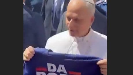 Was soll das denn? - Papst Leo bekommt kurioses Fan-Geschenk