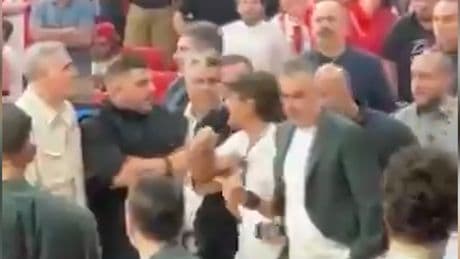 El propietario del Panatinaikos la lía y le expulsan ¡antes de empezar el partido!