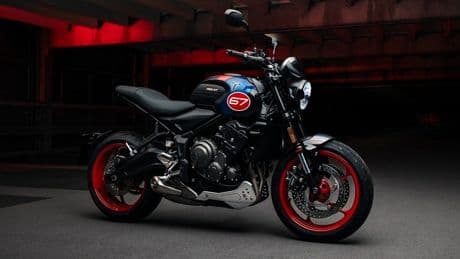Triumph desvela la Trident Triple Tribute, un guiño a su histórico repóker en la Isla de Man