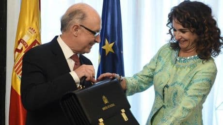 El exministro Montoro se da de baja como afiliado del PP tras abrirle Génova un expediente al ser imputado por nueve delitos