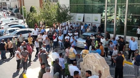 Belediye işçileri kadroya geçmelerini davul-zurna ile kutladı