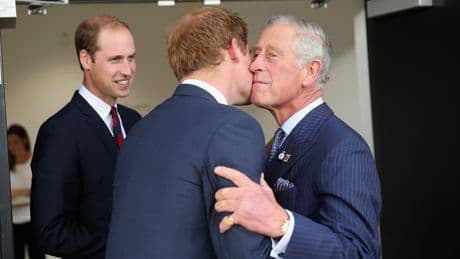Re Carlo, il durissimo scontro con William per Harry: «Sono io il Re, non tu»