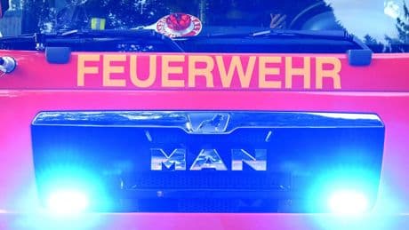 Unfall in Malchin: Tankwagen mit 22.000 Litern Gülle kippt in Graben
