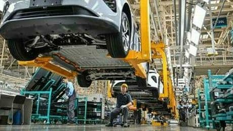 Industria oltre le attese nonostante l'incertezza